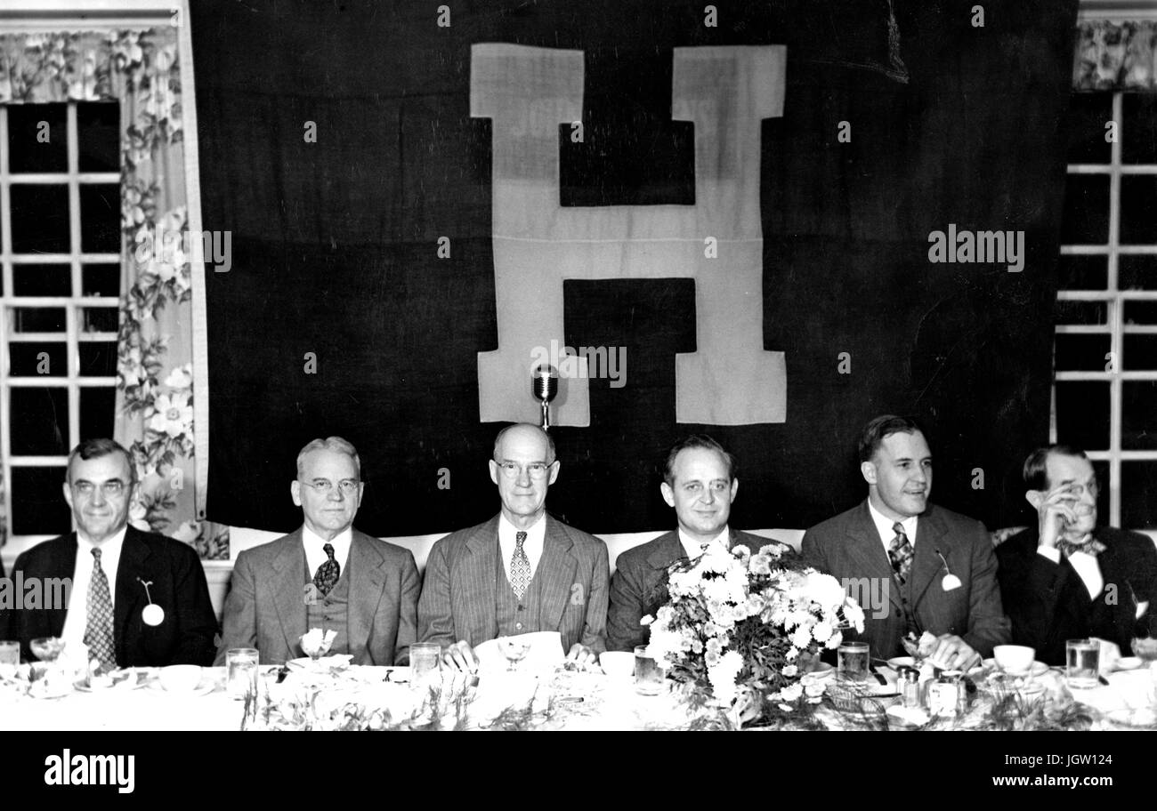 Portrait de groupe de chiffres de la Johns Hopkins University's Whiting School of Engineering, assis à une table à manger en face d'une bannière de l'Université, 1950. Banque D'Images