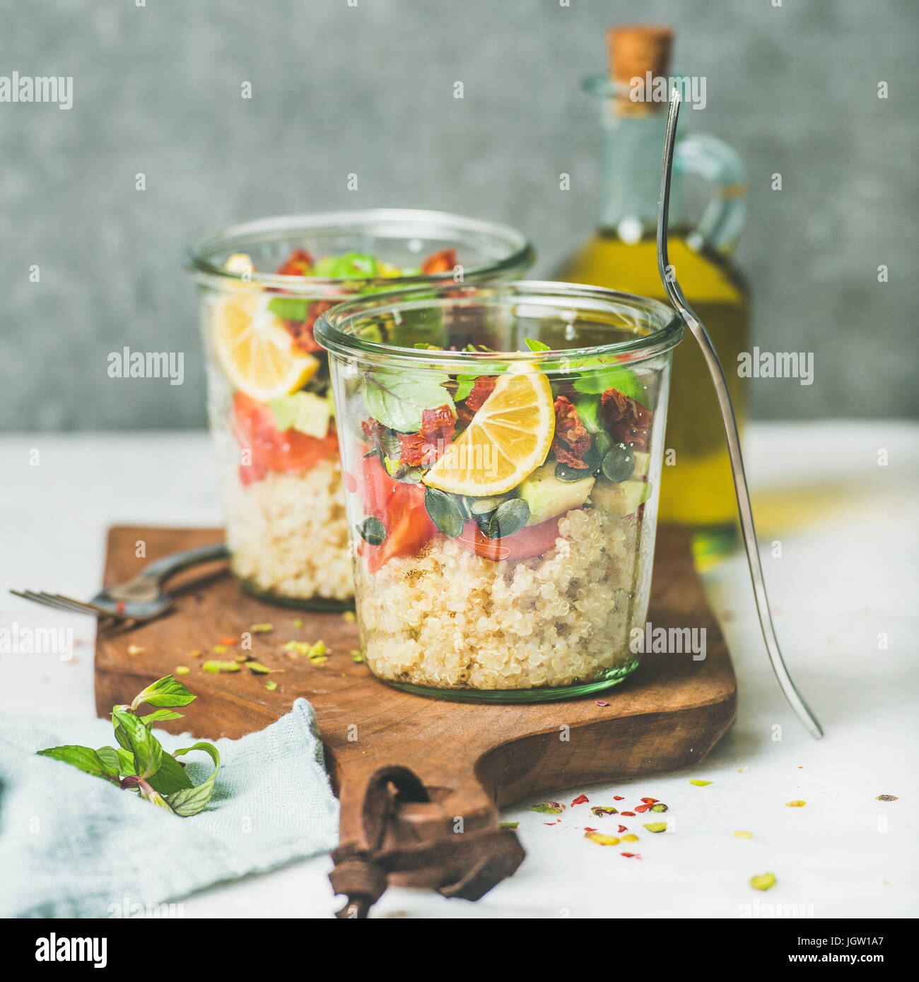 Végétalien sain salade avec quionoa, Avocat, tomates séchées, récolte carrés Banque D'Images