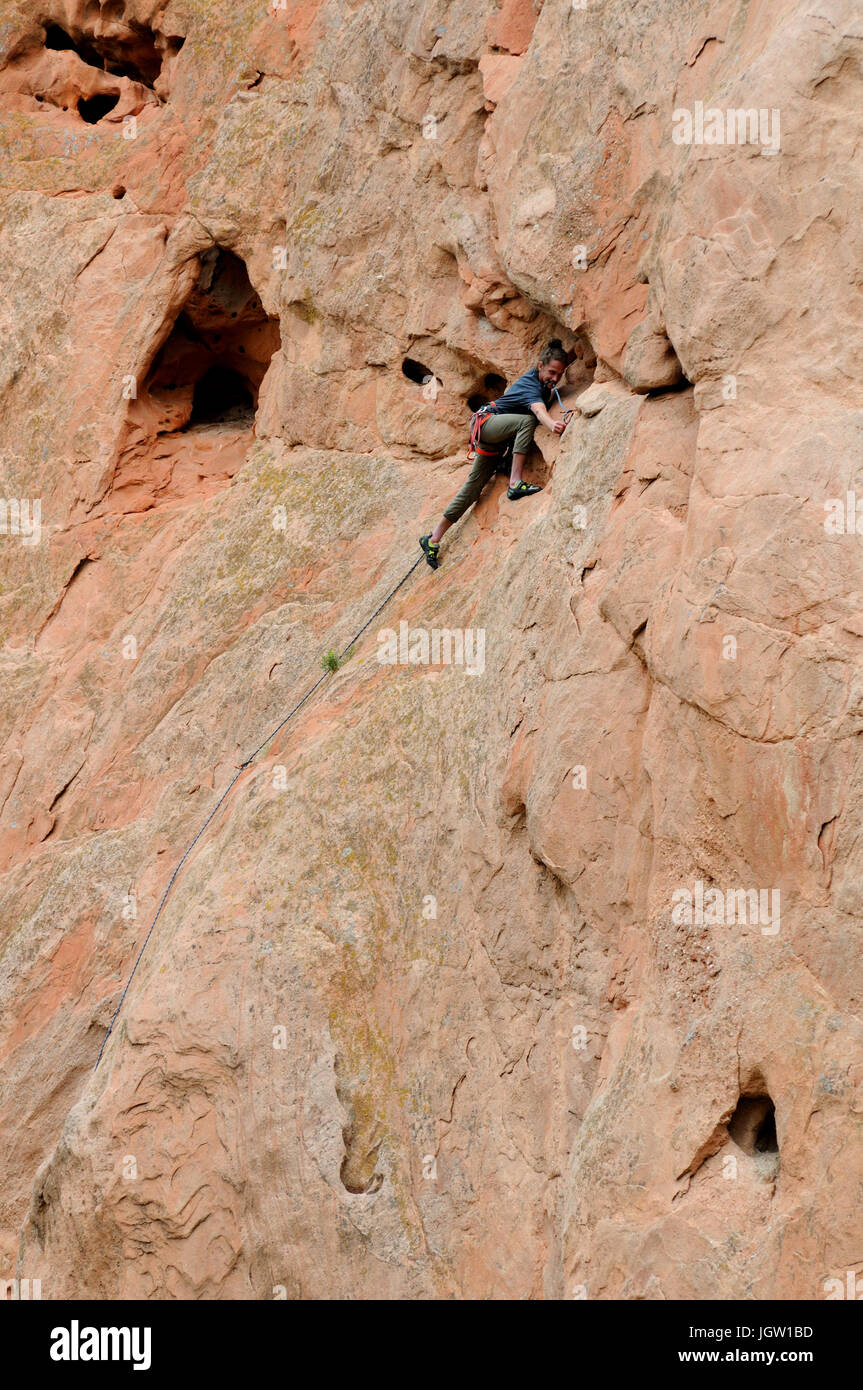 Rock climber au Jardin des Dieux, Colorado Springs, Colorado, États-Unis Banque D'Images
