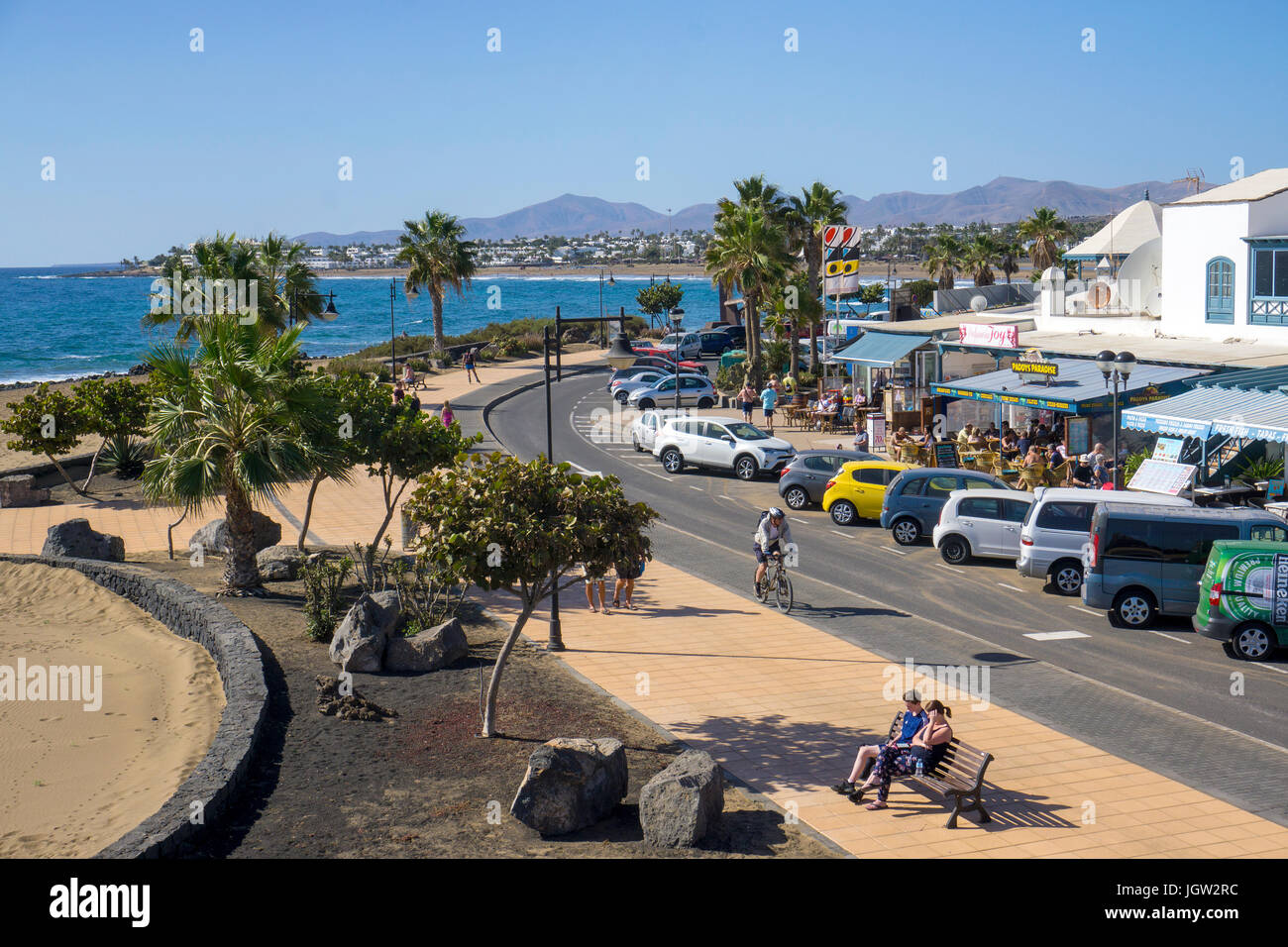 Promenade at Playa Matagorda, grande plage de Puerto del Carmen, Lanzarote, îles Canaries, Espagne, Europe Banque D'Images
