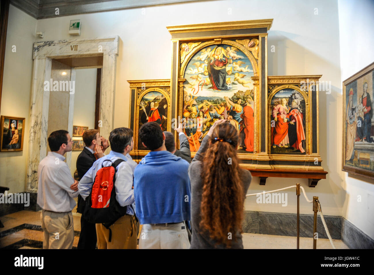 Les touristes admirant l'Assomption de la Vierge (Nicola Filotesio) dans la Pinacothèque des Musées du Vatican. Musei Vaticani, Rome Italie. Banque D'Images