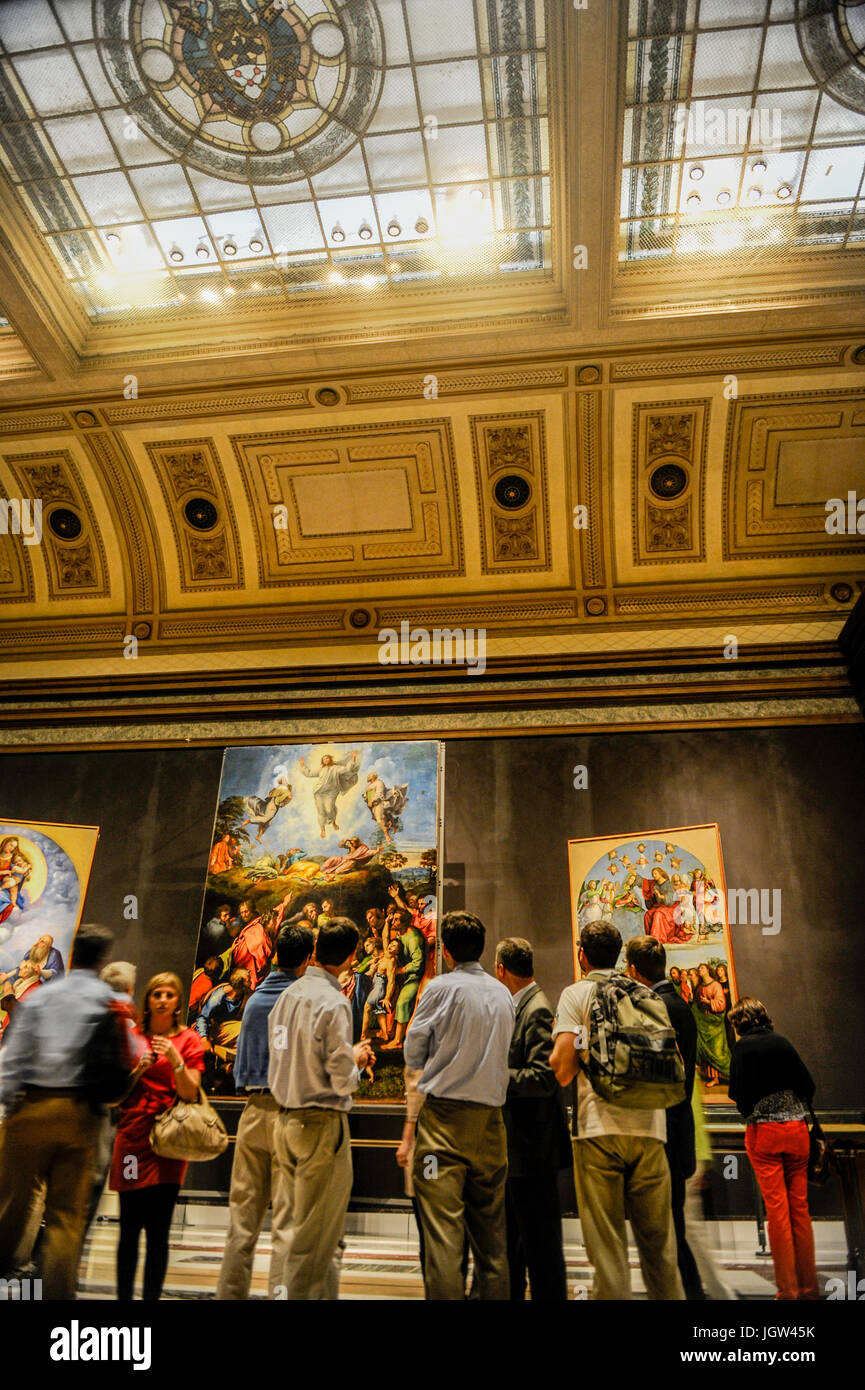Les touristes d'admirer la Transfiguration (Raphaël) dans la Pinacothèque des Musées du Vatican. Musées du Vatican, Rome, Italie Banque D'Images