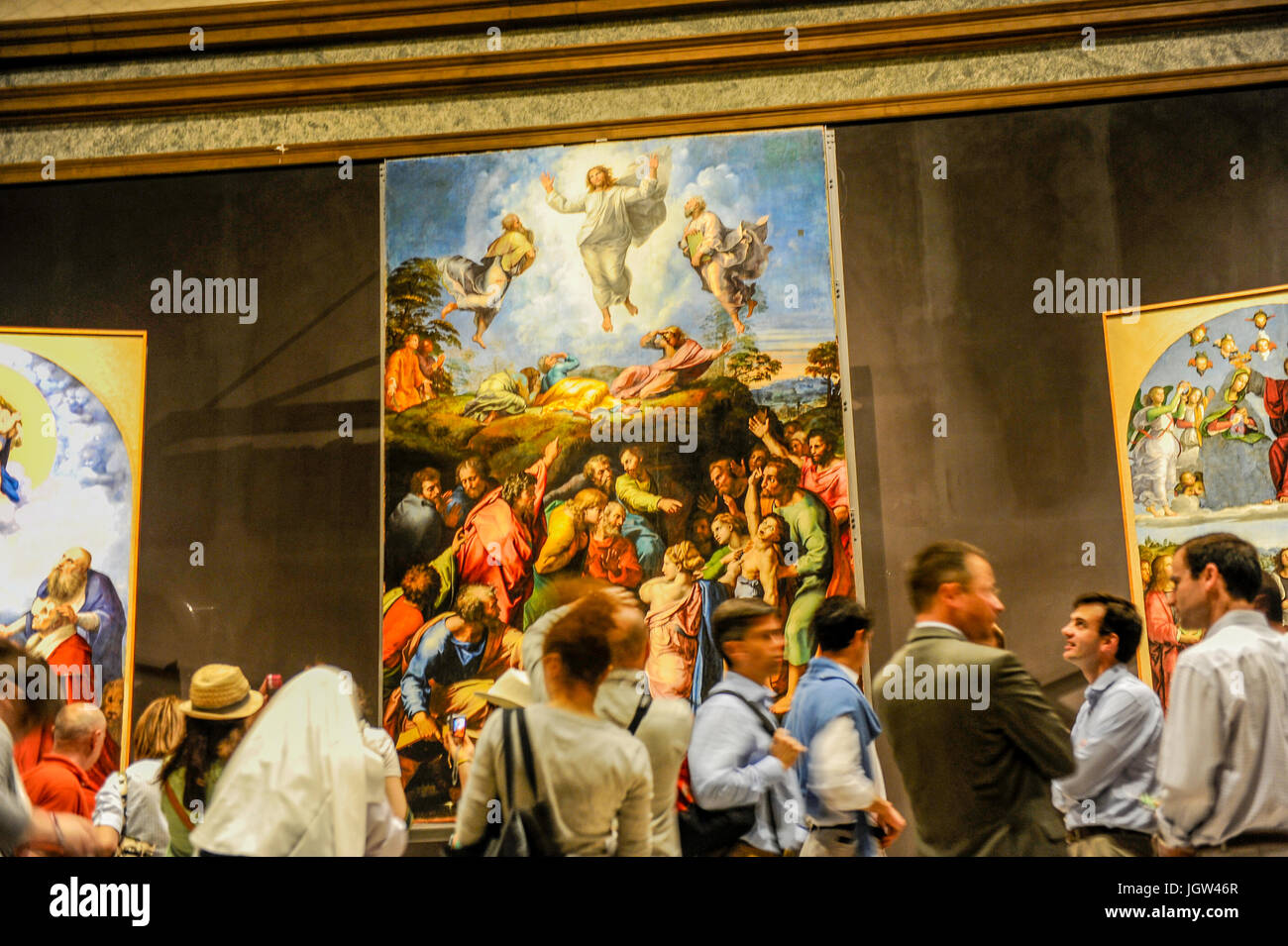 Les touristes d'admirer la Transfiguration (Raphaël) dans la Pinacothèque des Musées du Vatican. Musées du Vatican, Rome, Italie Banque D'Images