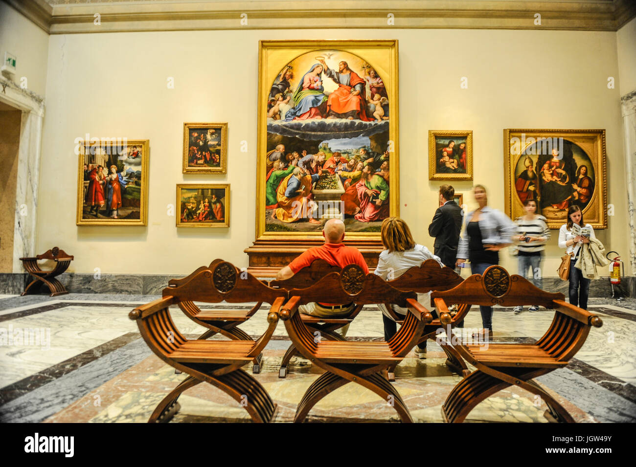 Les touristes détendue admirant le couronnement de la Vierge dans la Pinacothèque des Musées du Vatican. Musées du Vatican, Rome, Italie Banque D'Images