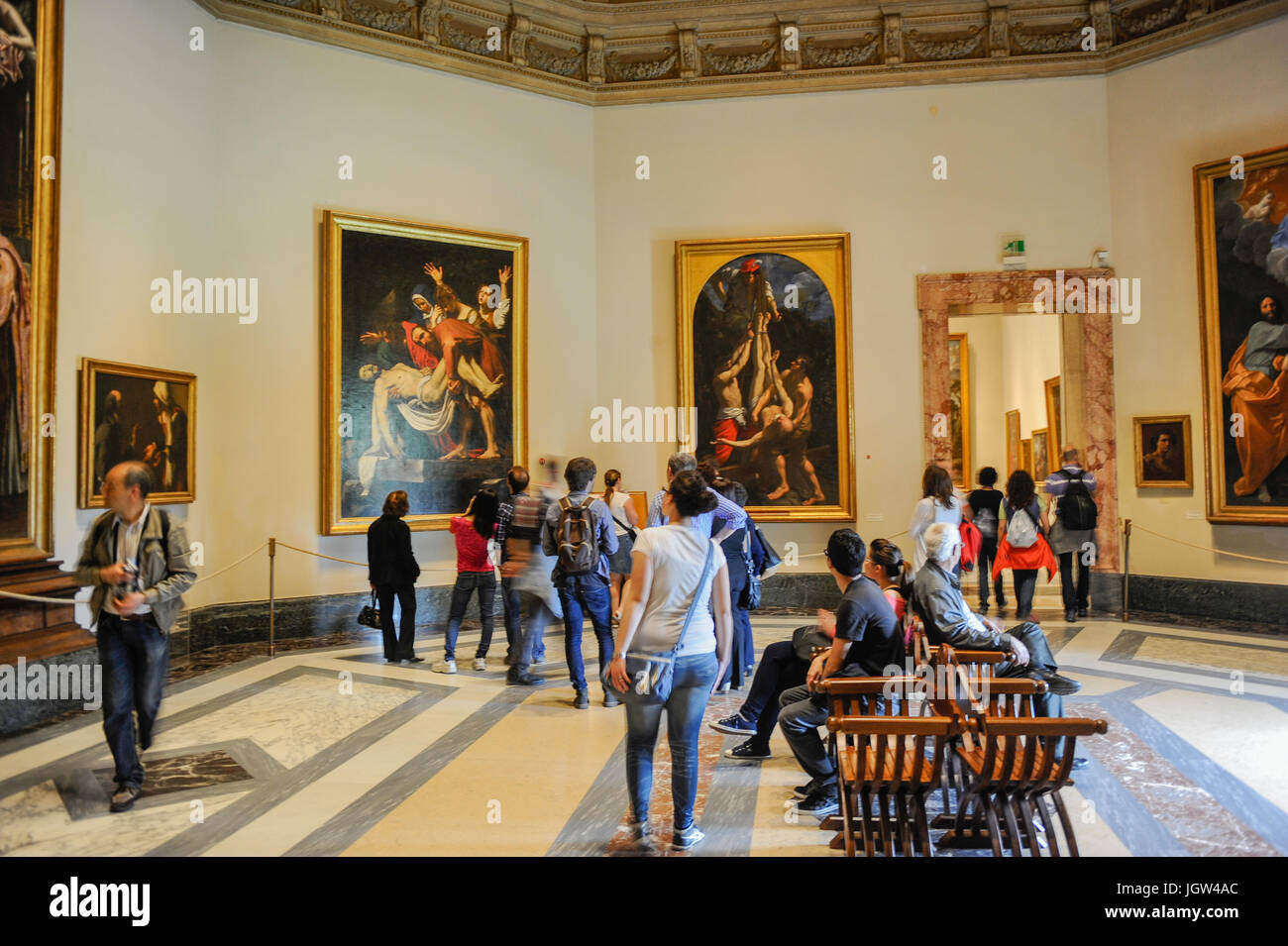 Les touristes d'admirer la mise au tombeau du Christ (Caravaggio) dans la Pinacothèque des Musées du Vatican. Musées du Vatican, Rome, Italie Banque D'Images