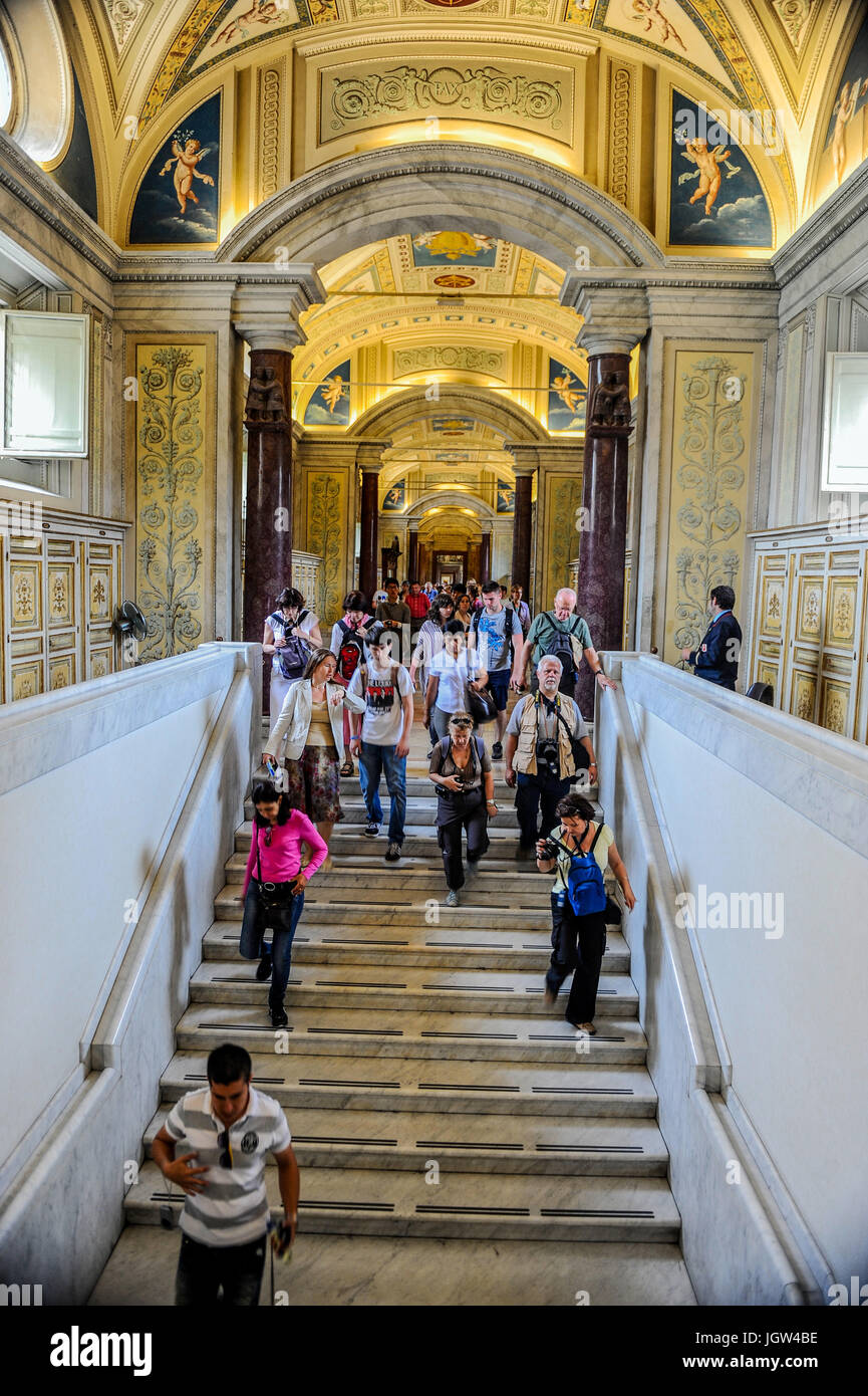 De nombreux touristes descendent du deuxième étage au premier étage du musée du Vatican Banque D'Images