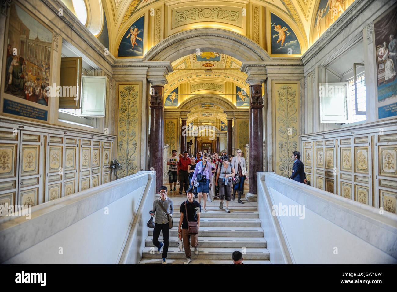 De nombreux touristes descendent du deuxième étage au premier étage du musée du Vatican Banque D'Images