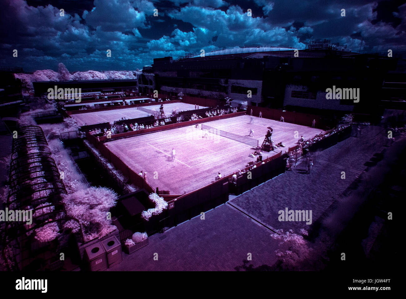 Une image infrarouge de l'extérieur sur les tribunaux de la septième journée de Wimbledon à l'All England Lawn Tennis et croquet Club, Wimbledon. ASSOCIATION DE PRESSE Photo. Photo date : lundi 10 juillet 2017. Voir l'histoire de Wimbledon TENNIS PA. Crédit photo doit se lire : Steven Paston/PA Wire. RESTRICTIONS : un usage éditorial uniquement. Pas d'utilisation commerciale sans l'accord préalable écrit de l'. PROFILS TÊTES L'utilisation de l'image fixe seulement - pas d'images en mouvement pour émuler la diffusion. Pas de superposition ou l'enlèvement de parrain/ad logos. Banque D'Images