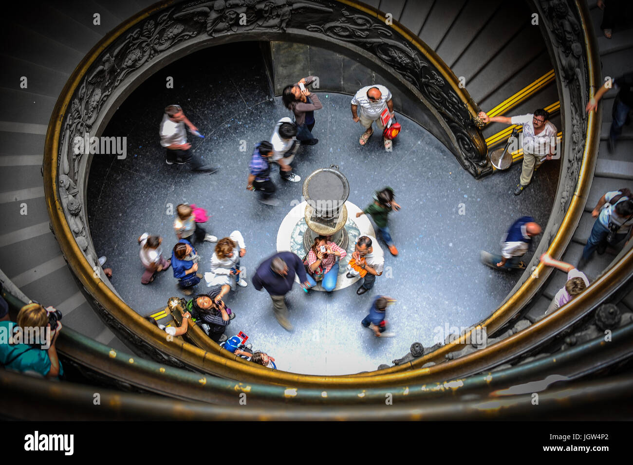 Les pousses d'un photographe en bas de l'escalier les visiteurs de musée du Vatican, chaque année des millions de touristes descendre ce fameux vol d'étapes. Banque D'Images