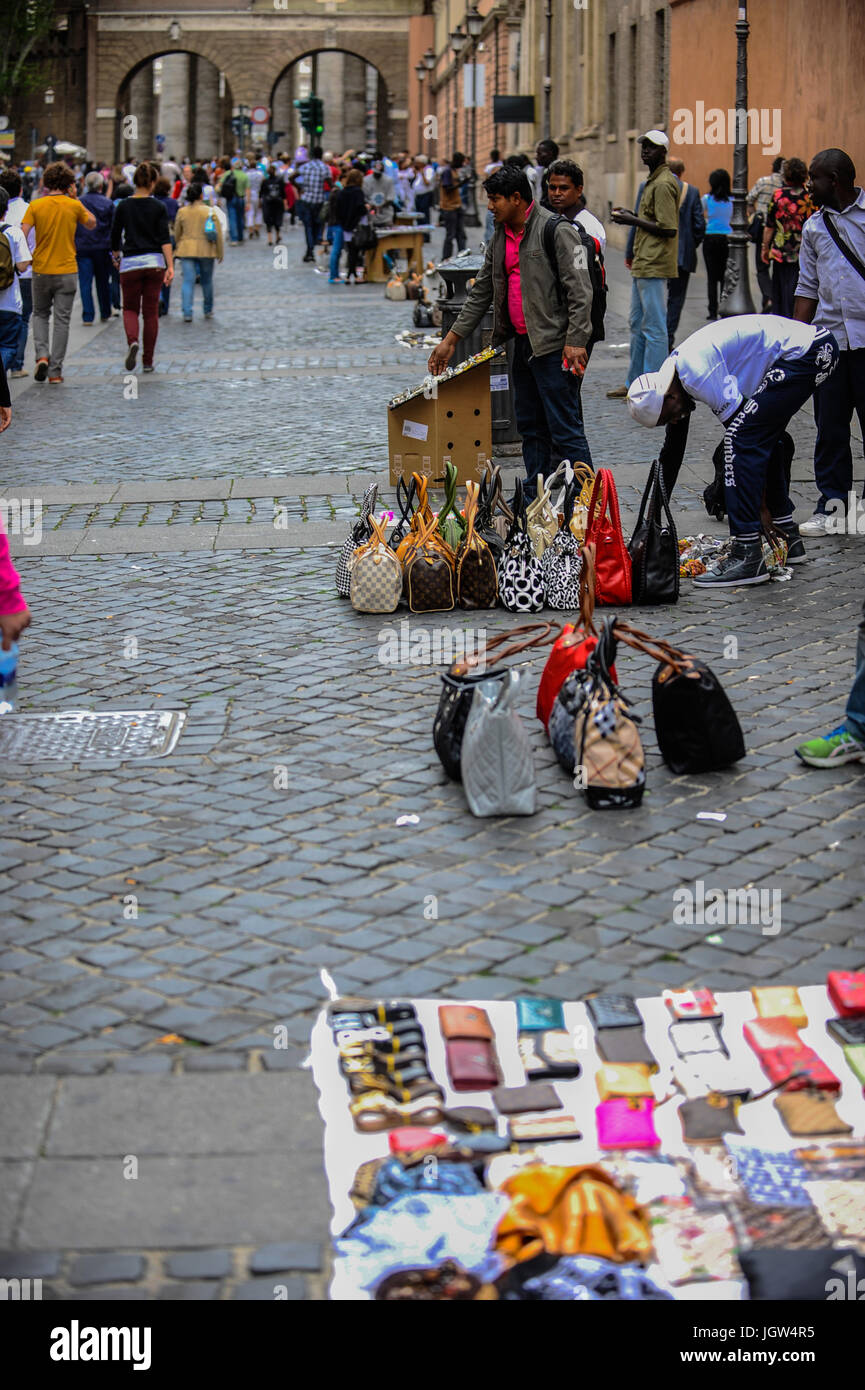 Les vendeurs de rue illégales la vente de faux produits designer disposés sur des fiches d'information sur les rues de Rome. Banque D'Images