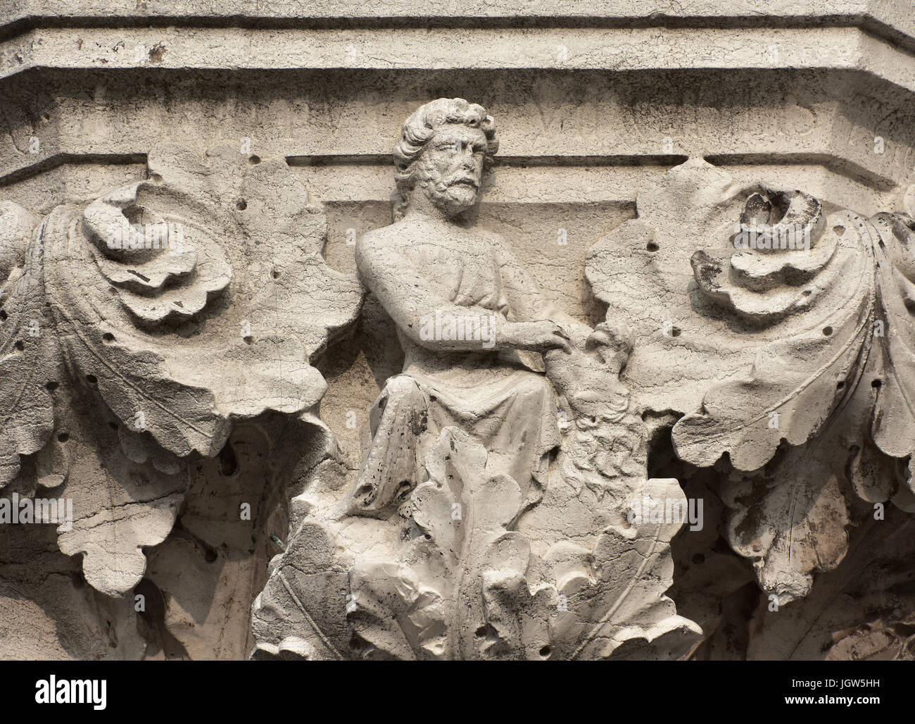 Lutte Hercules avec lion de Némée symbolise la force, l'ancienne cité médiévale relief sur Venise Palais des Doges colonne Banque D'Images