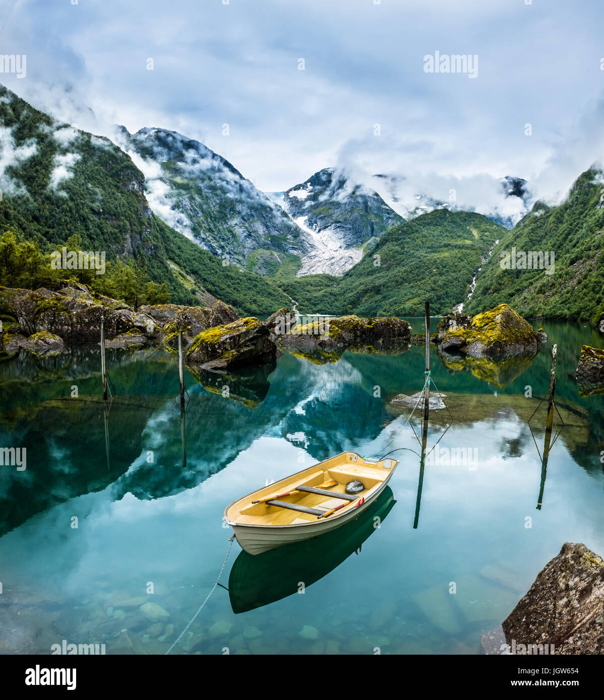 Bateau de pêche sur lac de montagne en Norvège Banque D'Images