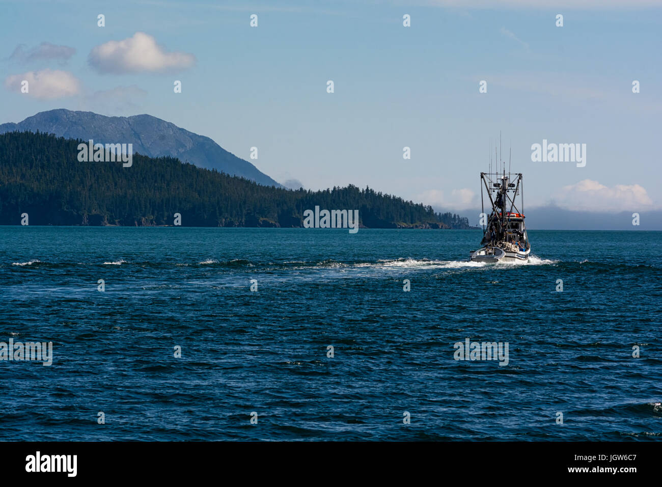 Une vague blanche écume derrière un bateau de pêche la position de Prince William en Alaska Banque D'Images