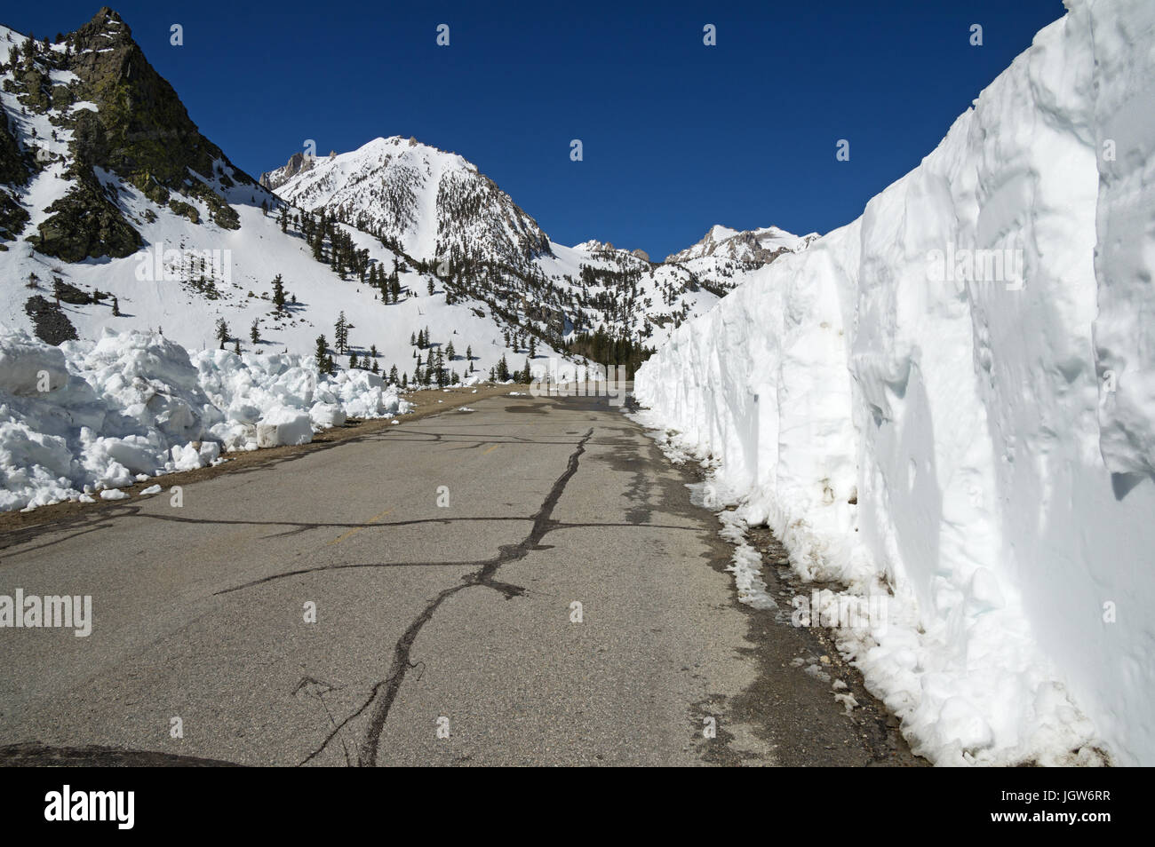 La route de montagne de la vallée de l'oignon avec mur de neige récemment dégagé d'un côté Banque D'Images