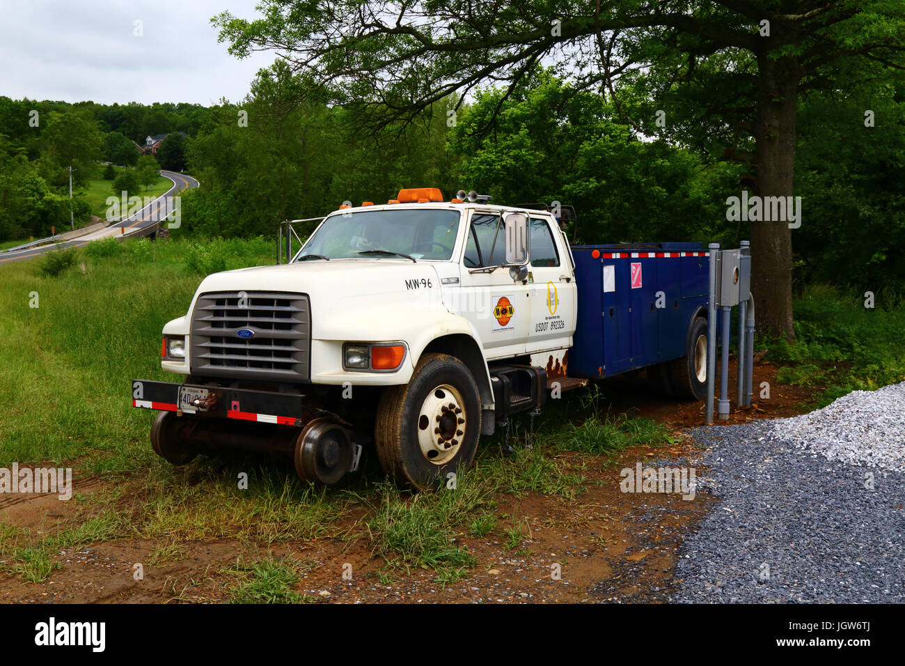 Détail de roues en acier à brides supplémentaires à l'avant du véhicule rail-route Ford utilisées par Maryland Midland Railway, Maryland, USA Banque D'Images Détail de roues en acier à brides supplémentaires à l'avant du véhicule rail-route Ford utilisées par Maryland Midland Railway, Maryland, USA Banque D'Images
