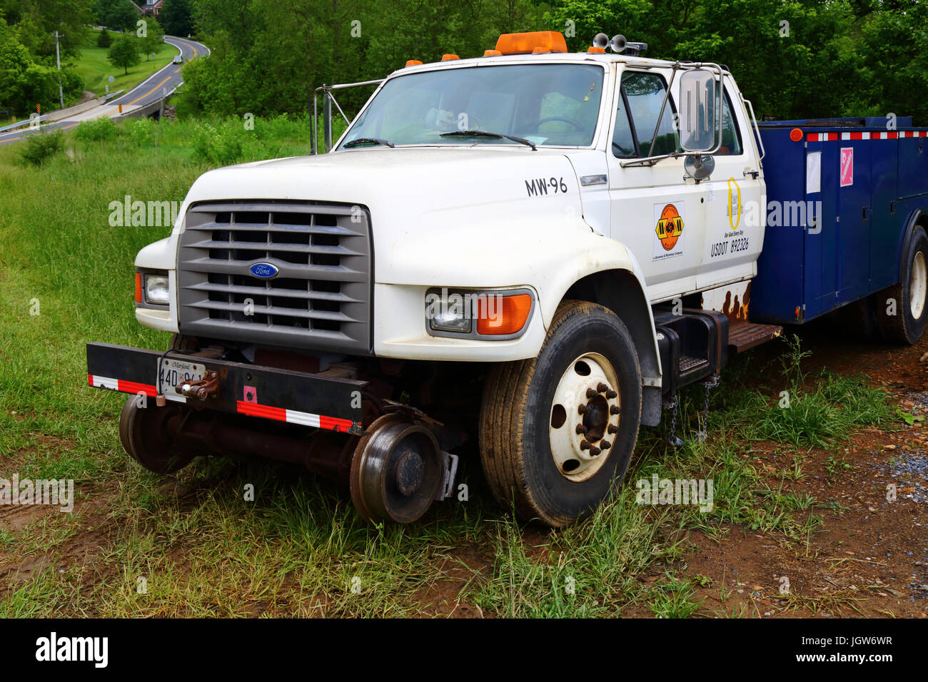 Détail de roues en acier à brides supplémentaires à l'avant du véhicule rail-route Ford utilisées par Maryland Midland Railway, Maryland, USA Banque D'Images Détail de roues en acier à brides supplémentaires à l'avant du véhicule rail-route Ford utilisées par Maryland Midland Railway, Maryland, USA Banque D'Images