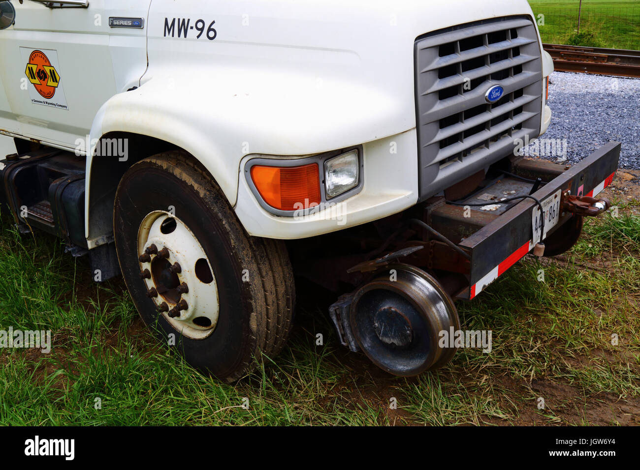 Détail de la roue en acier à brides supplémentaires à l'avant du véhicule rail-route Ford utilisées par Maryland Midland Railway, Maryland, USA Banque D'Images Détail de la roue en acier à brides supplémentaires à l'avant du véhicule rail-route Ford utilisées par Maryland Midland Railway, Maryland, USA Banque D'Images