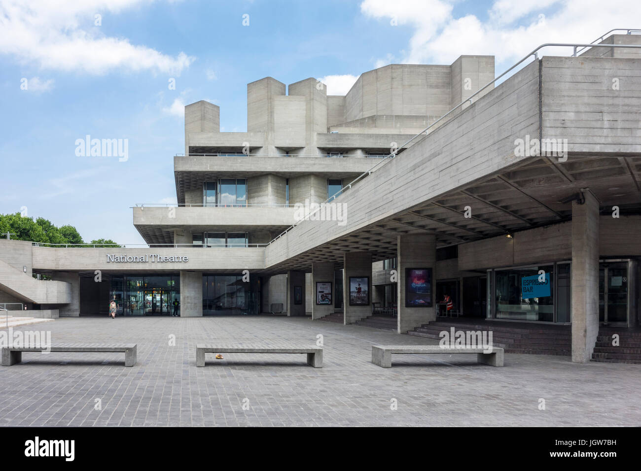 L'architecture brutaliste Londres : le Théâtre National Royal / bâtiment brutaliste brutalisme par Denys Lasdun. Southbank, Londres, UK Banque D'Images