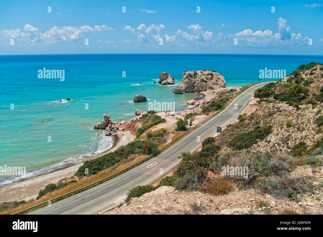 Avis de Petra tou Romiou ou rocher d'Aphrodite en mer Méditerranée et de la route de la colline, Paphos, Chypre Banque D'Images