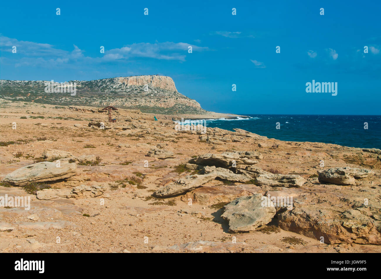 Côte Rocheuse et mer rugueuse à cape greco, Chypre Banque D'Images