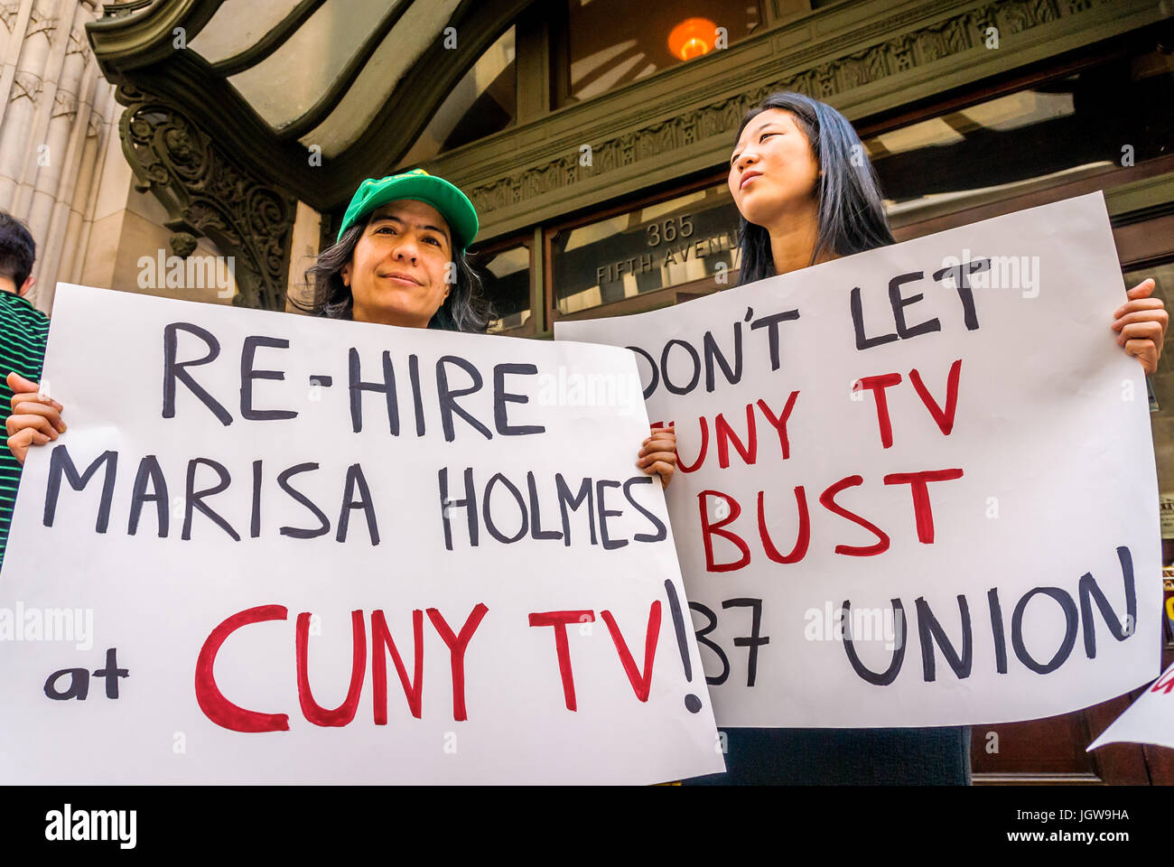 Manhattan, USA. 10 Jun, 2017. New York, États-Unis. 10 juillet, 2017. Une deuxième manifestation en soutien de Marisa Holmes en dehors de la CUNY Graduate Center de Manhattan, s'est tenue le 10 juillet 2017. Dans la matinée du lundi, Juin 26th, Marisa Holmes - CUNY TV Le 10 juillet 2017 ; un deuxième rassemblement a eu lieu à l'appui de Marisa Holmes en dehors de la CUNY Graduate Center de Manhattan, exigeant demandant qu'elle être réembauchés et que CUNY respecte le droit de s'organiser. Crédit : Erik McGregor/Alamy Live News Crédit : PACIFIC PRESS/Alamy Live News Banque D'Images