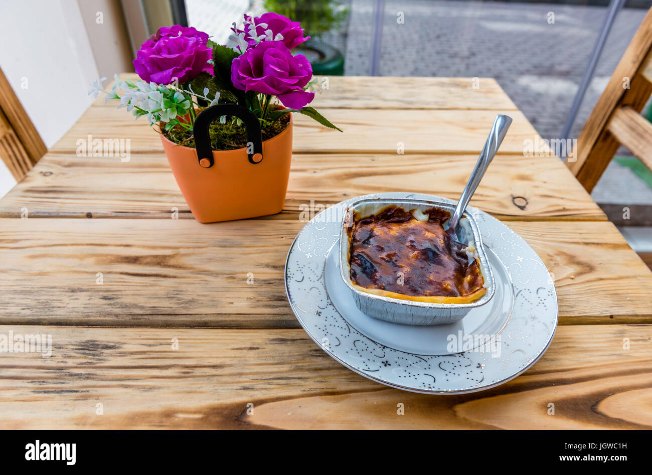 Traditionnel turc,riz poudings au lait(sutlac) servi sur une table avec des chaises vintage vintage. Banque D'Images