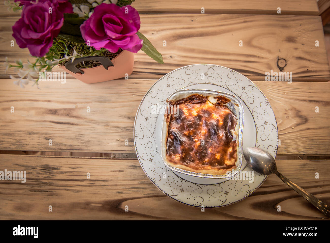 Traditionnel turc,riz poudings au lait(sutlac) servi sur une table avec des chaises vintage vintage. Banque D'Images