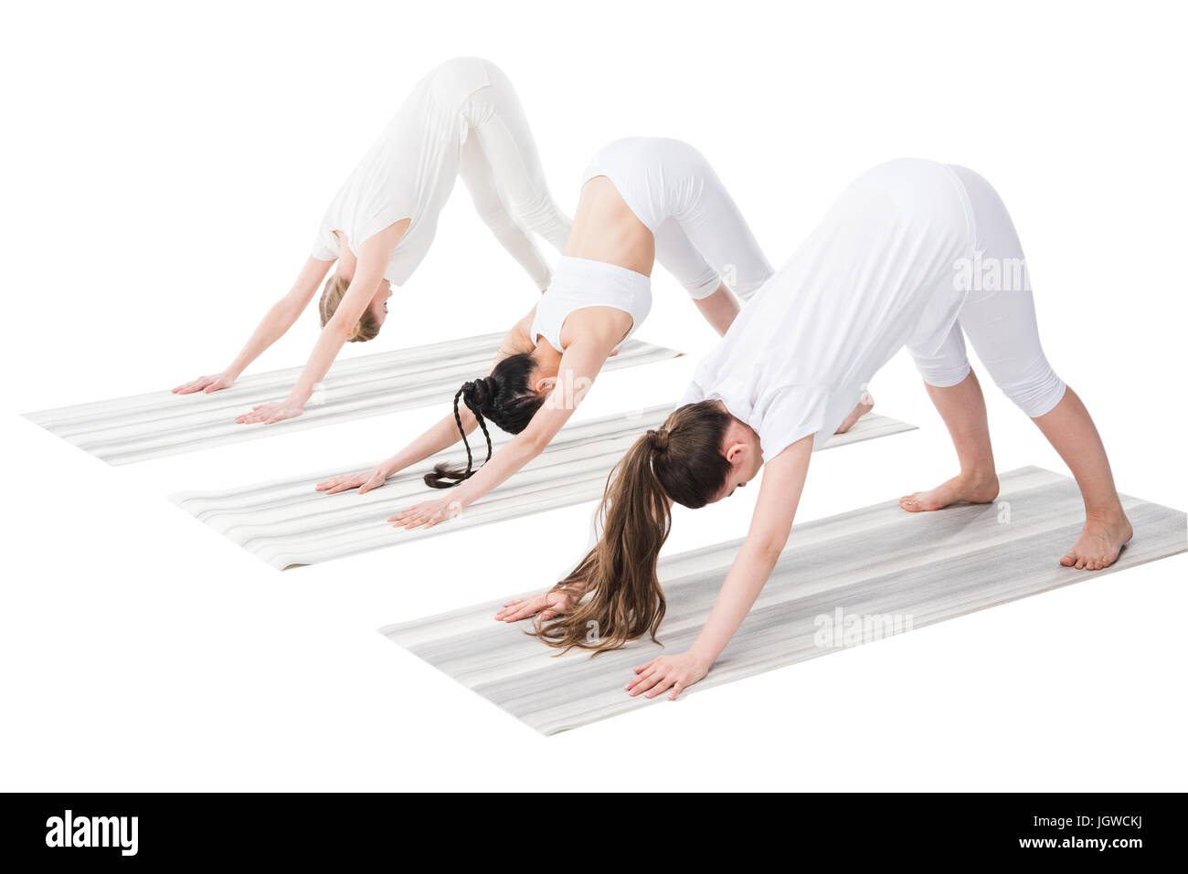 Les jeunes femmes effectuant yoga pose sur un tapis de yoga isolated on white Banque D'Images