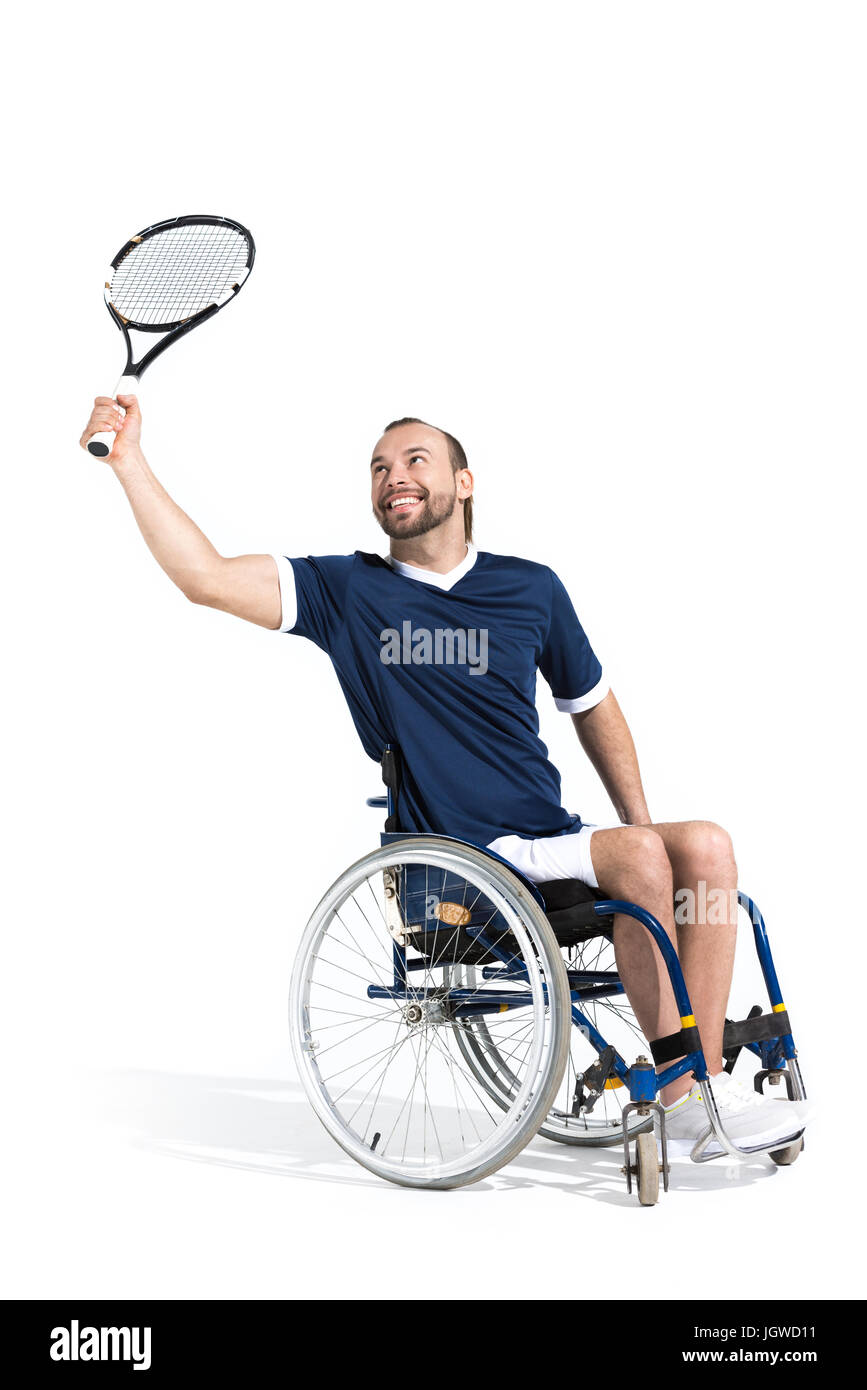 Les jeunes handicapés en fauteuil roulant sportif de jouer au tennis et smiling isolated on white Banque D'Images