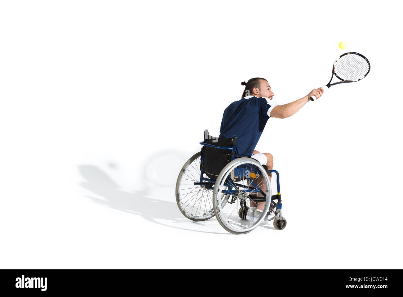 Les jeunes handicapés en fauteuil roulant sportif jouer au tennis isolated on white Banque D'Images