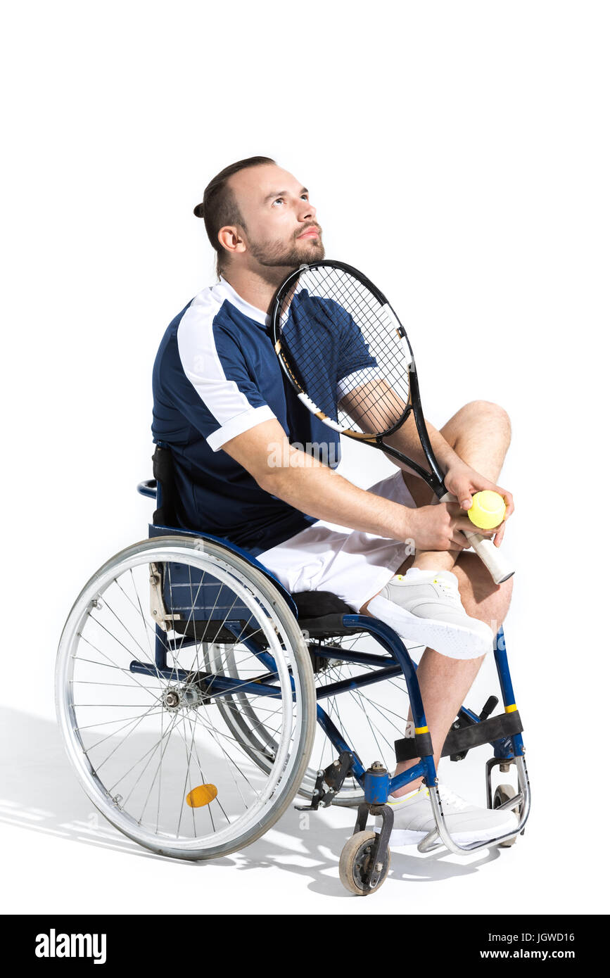 Les jeunes handicapés en fauteuil roulant tennis joueur assis et jusqu'à la isolated on white Banque D'Images