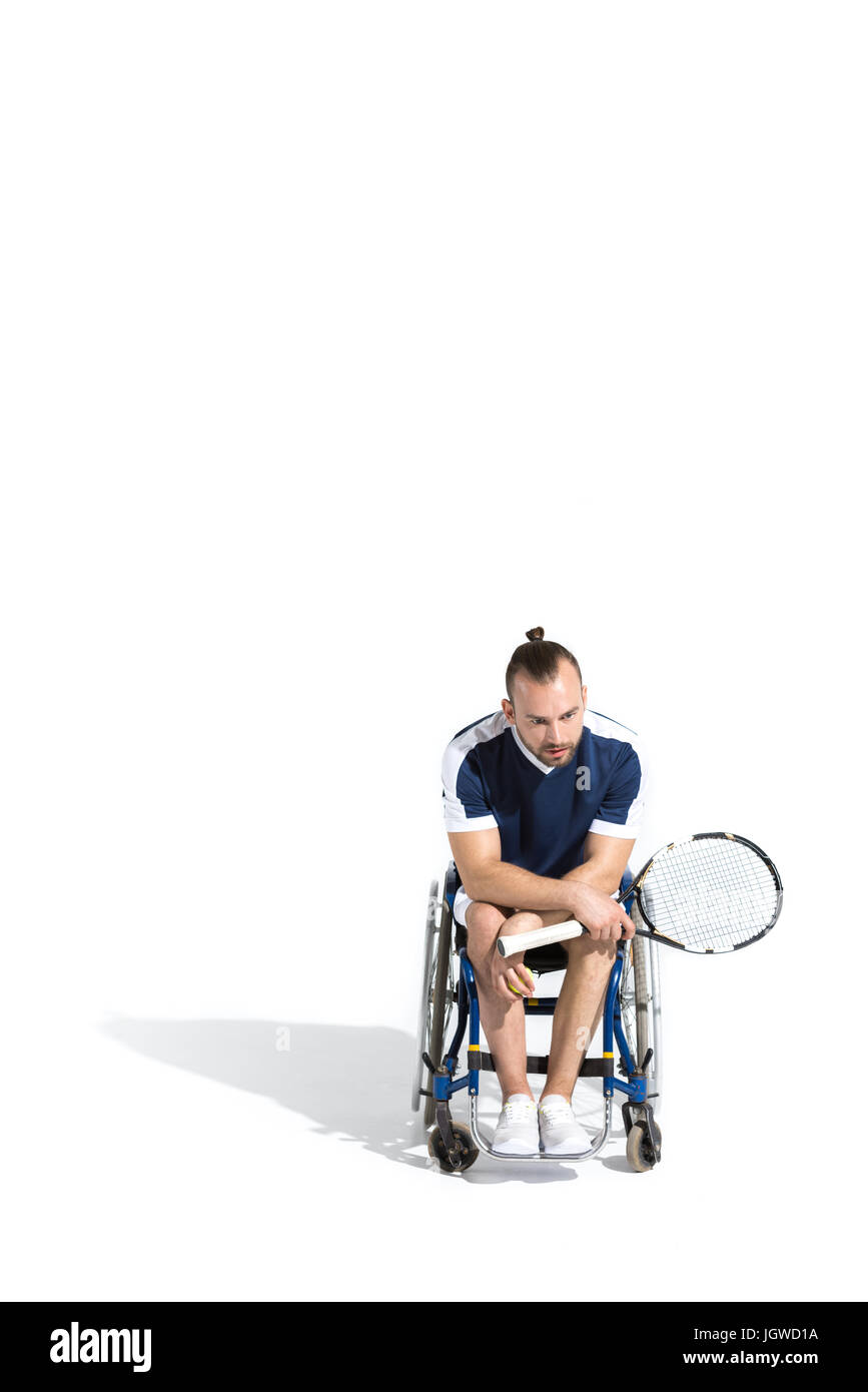 Mobilité young man sitting in wheelchair holding et raquette de tennis Banque D'Images