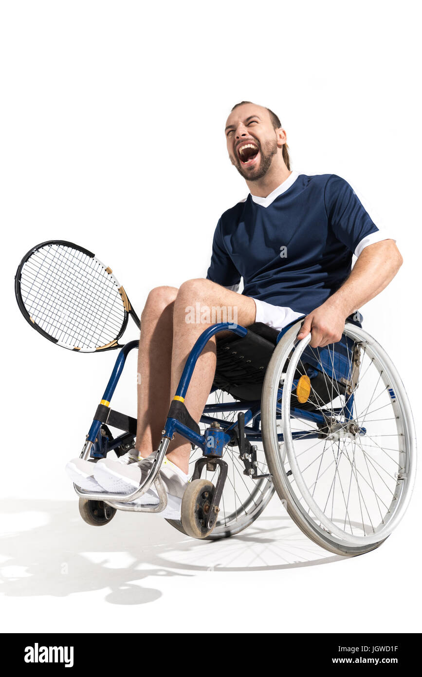 Les jeunes handicapés en fauteuil roulant tennis joueur assis et rire isolated on white Banque D'Images