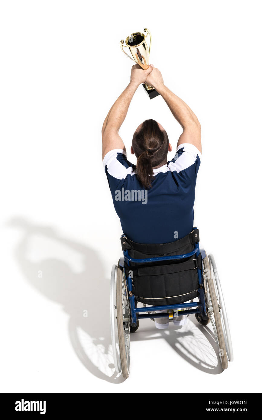 Mobilité tennis player in wheelchair holding goblet isolated on white Banque D'Images
