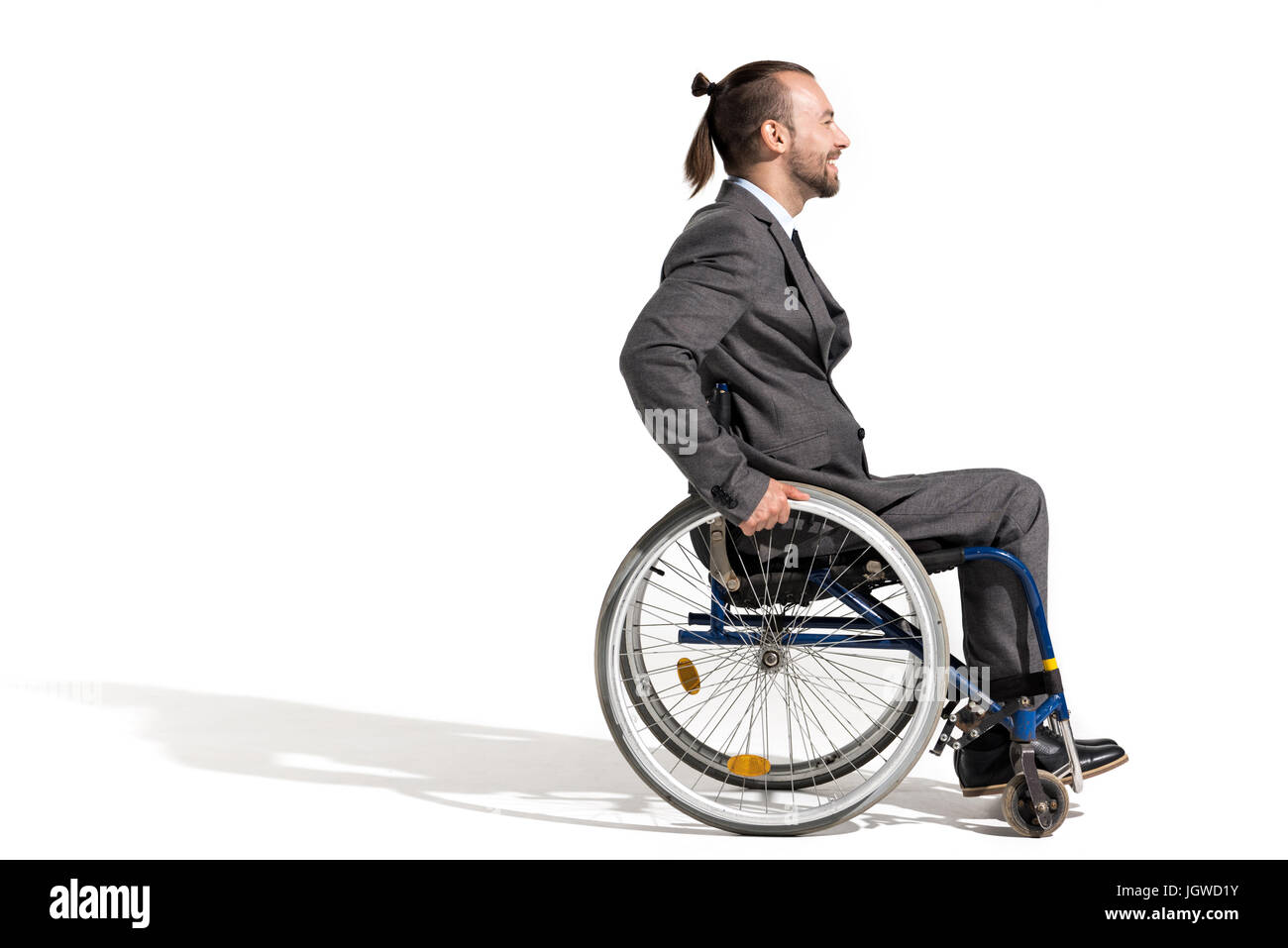 Vue latérale du businessman smiling mobilité en fauteuil roulant : isolated on white Banque D'Images