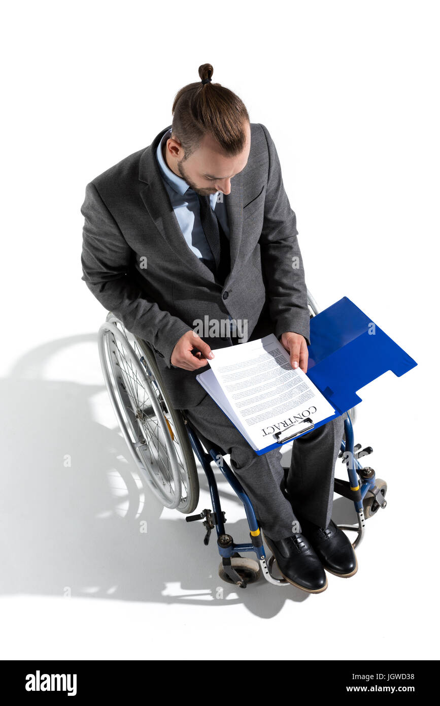 Les jeunes handicapés en fauteuil roulant à l'homme d'affaires à contrat Banque D'Images