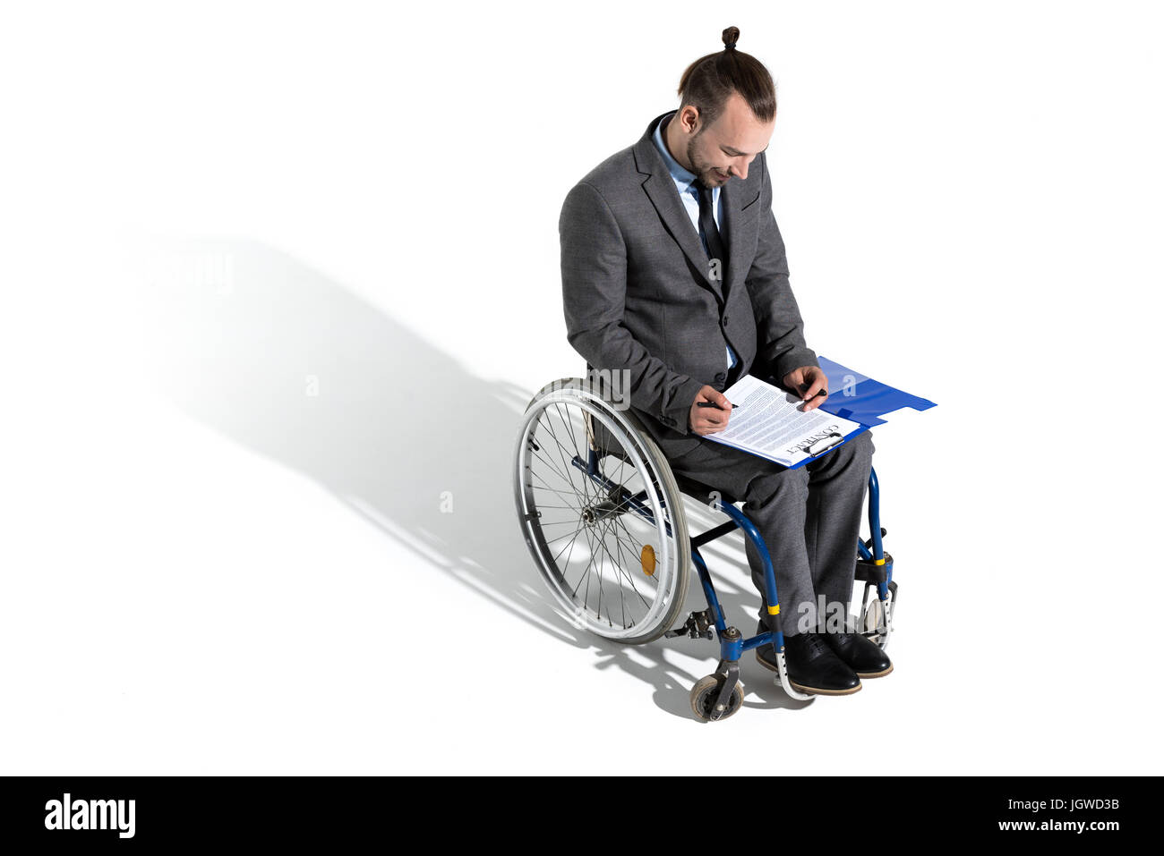 Les jeunes handicapés en fauteuil roulant d'affaires contrat signature Banque D'Images