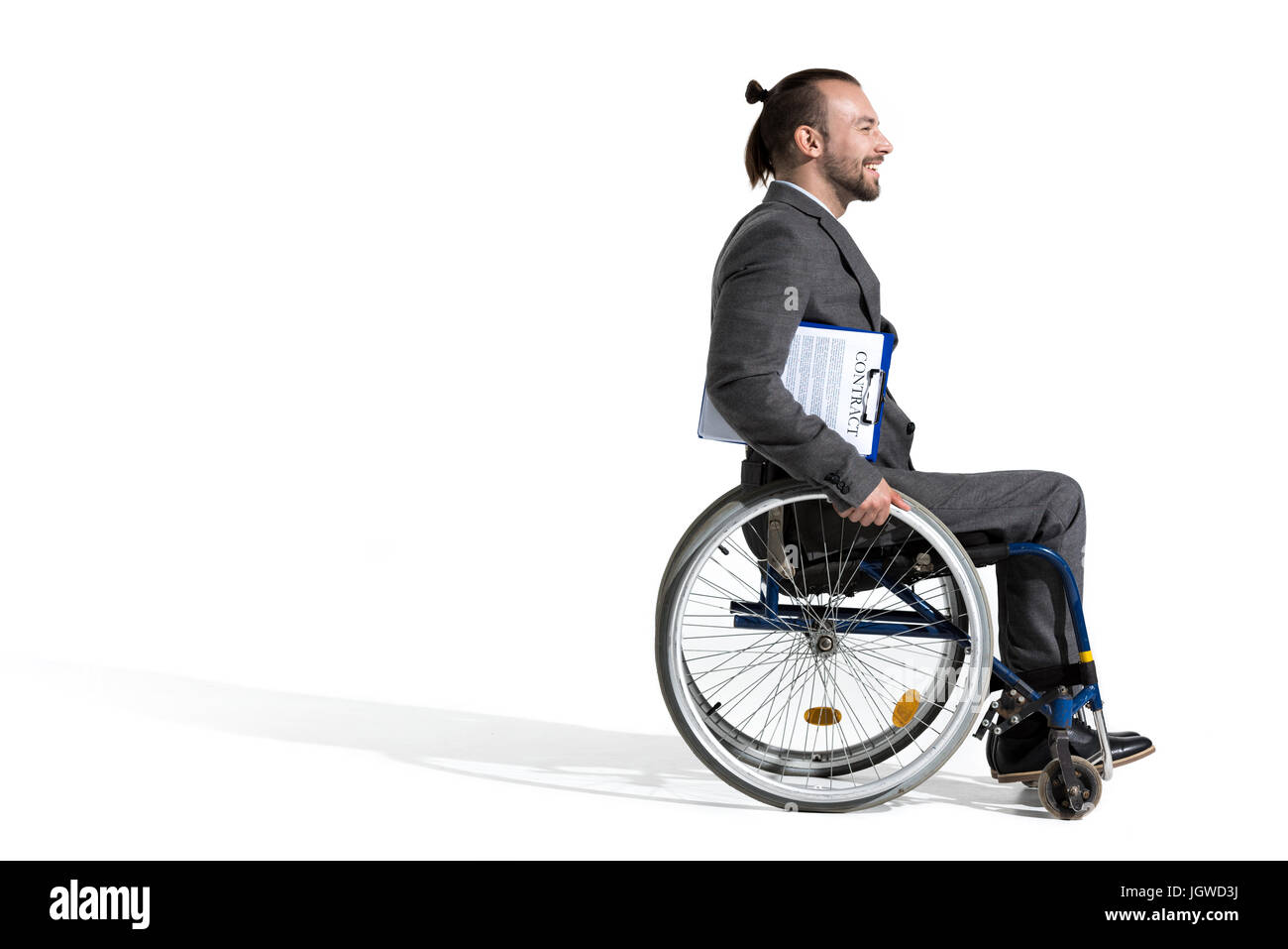 Homme d'handicapés physiques en fauteuil roulant holding clipboard isolated on white Banque D'Images