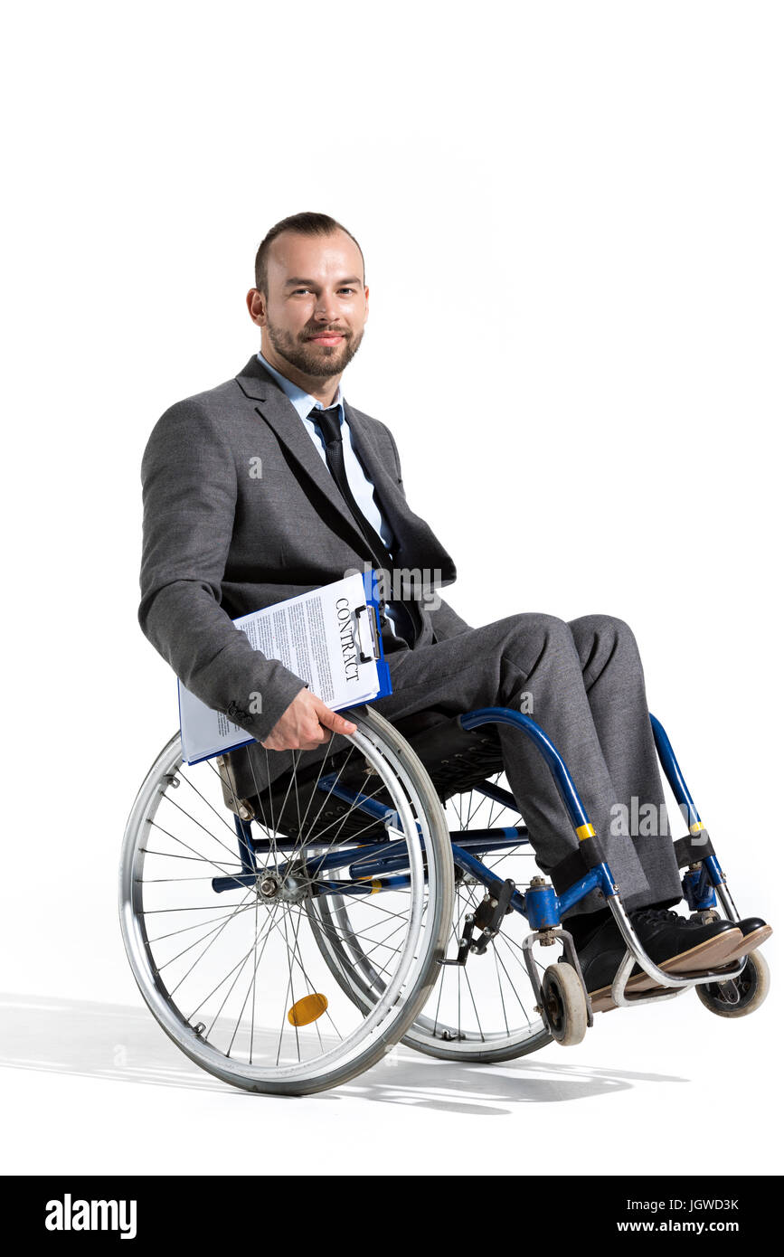Homme d'handicapés physiques en fauteuil roulant à la caméra au contrat avec Banque D'Images