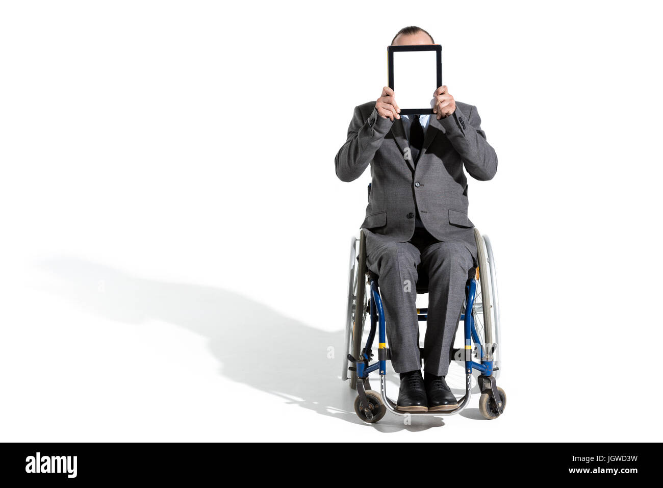 Homme d'handicapés physiques en fauteuil roulant avec tablette numérique isolated on white Banque D'Images