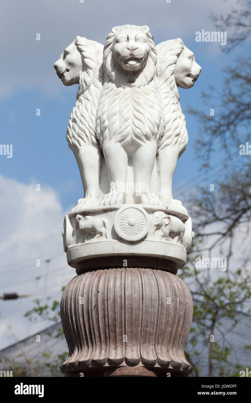 Copie de la Lion capital du pilier d'Ashoka de Sarnath, érigé en face de la maison de l'Inde au Zoo de Budapest à Budapest, Hongrie. Banque D'Images
