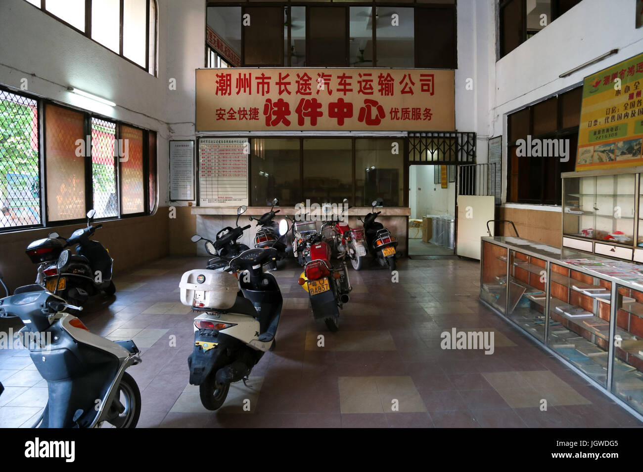 Intérieur de la station de bus sur Chaofeng Chaozhou road à Chaozhou town, Guangdong, Chine. Banque D'Images