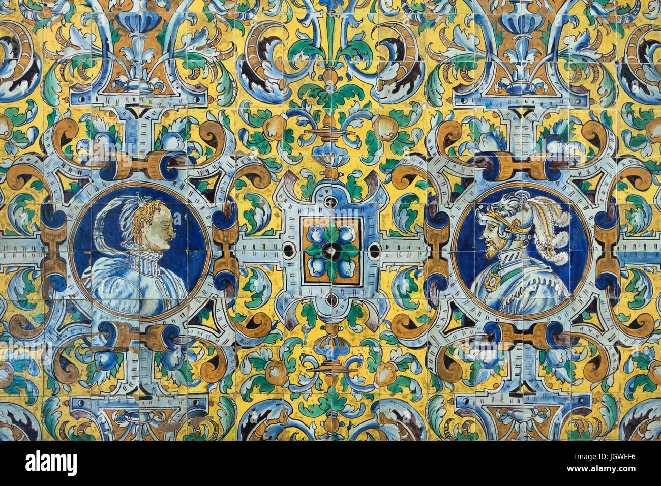 Saint empereur romain Charles V et son épouse Isabelle de Portugal décrite dans le carrelage peint polychrome Renaissance par Cristóbal de Augusta (1577) dans la Sala de las Fiestas (Celebration) dans le Palacio de Carlos V (Palais de Charles V) dans l'Alcázar de Séville à Séville, Andalousie, espagne. Banque D'Images