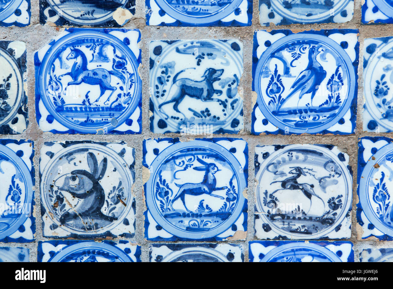 Animaux représentés dans l'étain-espagnol carreaux peints émaillés appelé azulejos du 16ème siècle dans le Jardin de las Flores (Jardin de fleurs) dans l'Alcázar de Séville à Séville, Andalousie, espagne. Banque D'Images