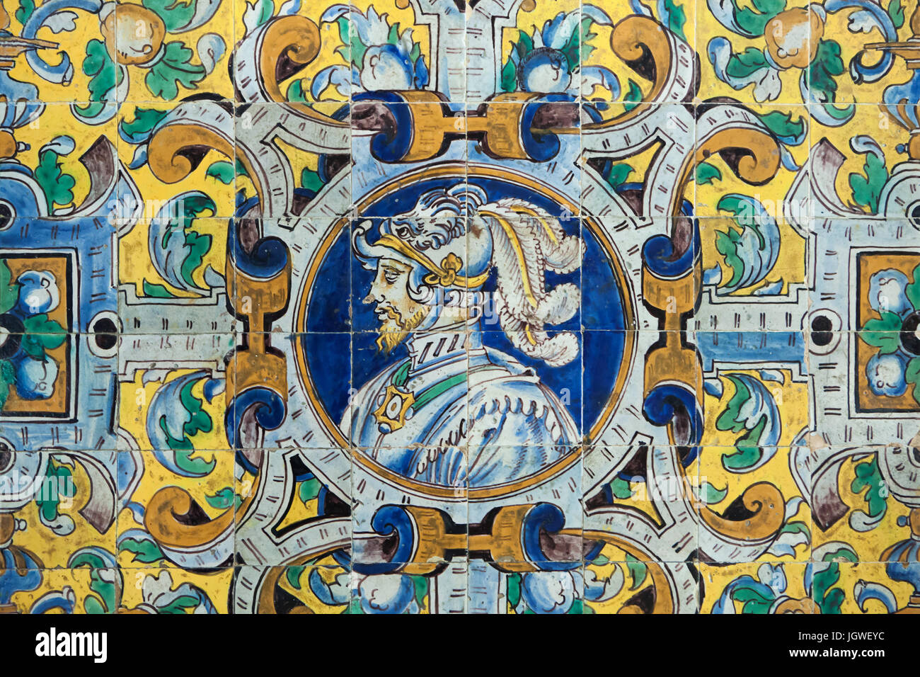 Saint empereur romain Charles V décrite dans le carrelage peint polychrome Renaissance par Cristóbal de Augusta (1577) dans la Sala de las Fiestas (Celebration) dans le Palacio de Carlos V (Palais de Charles V) dans l'Alcázar de Séville à Séville, Andalousie, espagne. Banque D'Images