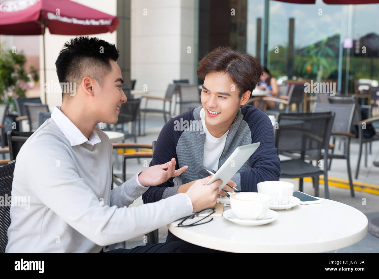 Deux jeunes hommes d'beau avec tablet discussing project Banque D'Images