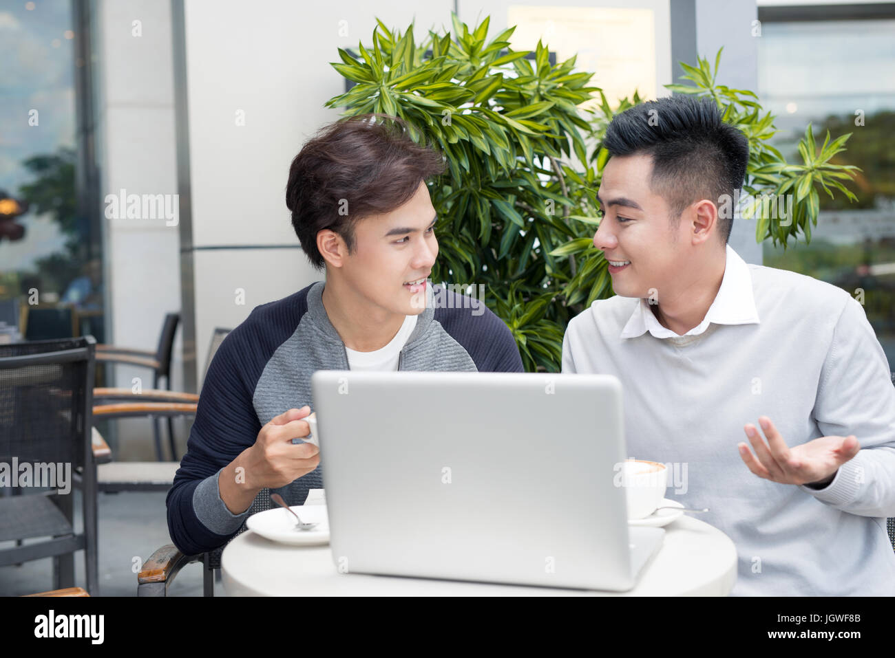 Deux hommes d'affaires assis dans un café et discuter du projet d'entreprise Banque D'Images