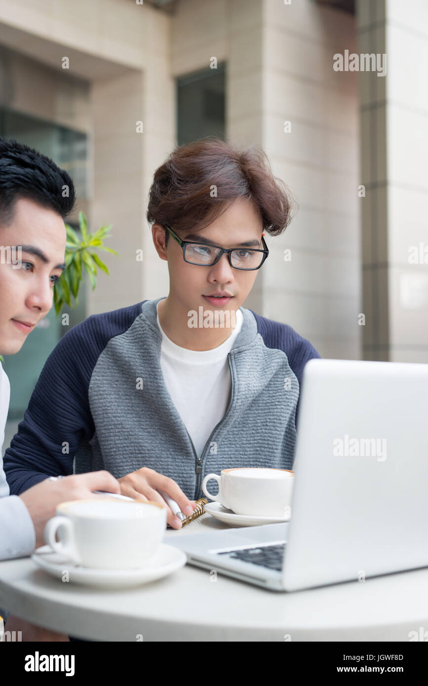 Deux hommes d'affaires assis dans un café et discuter du projet d'entreprise Banque D'Images