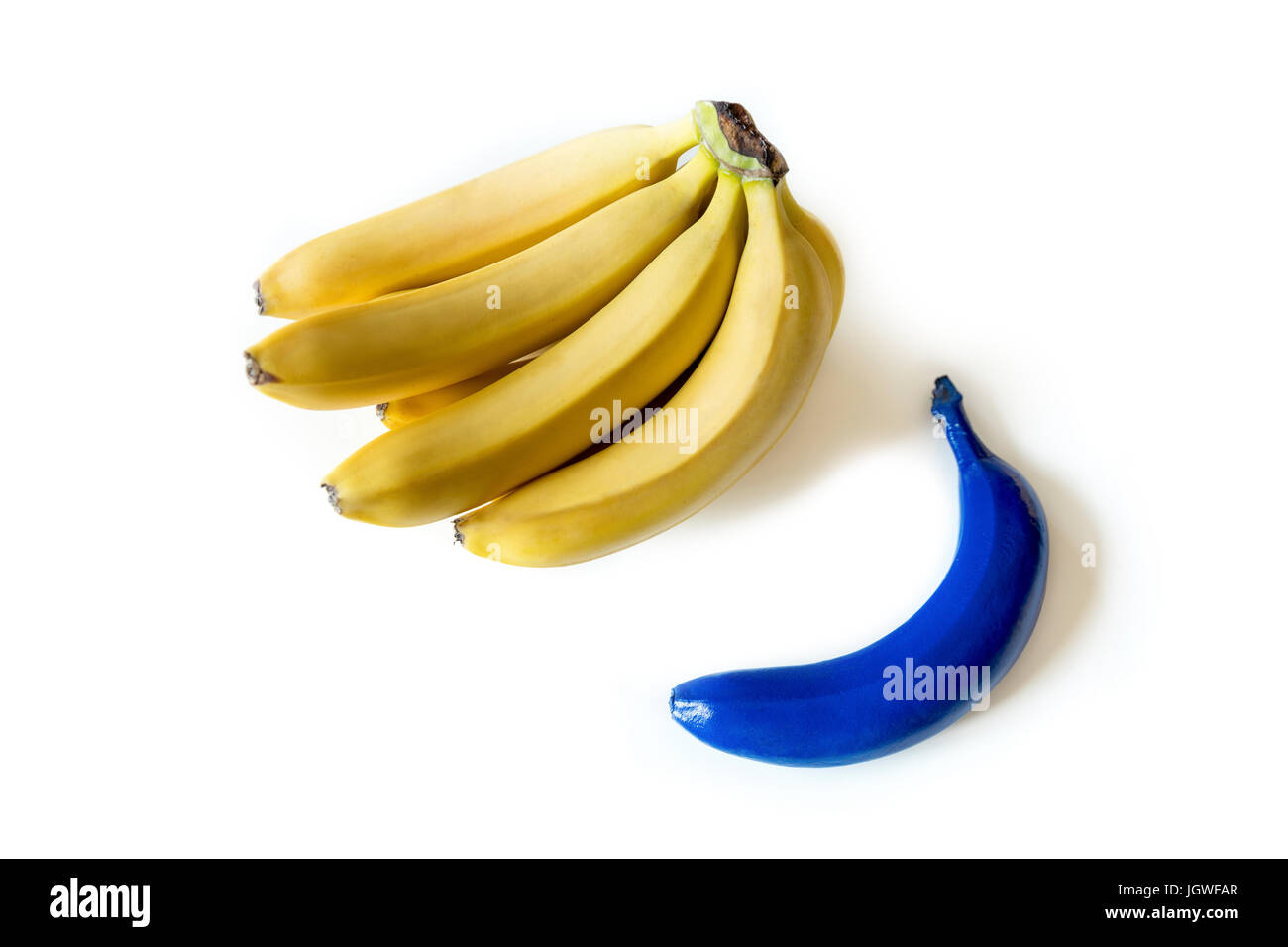 Vue rapprochée de tas de bananes mûres fraîches et un bleu isolated on white Banque D'Images