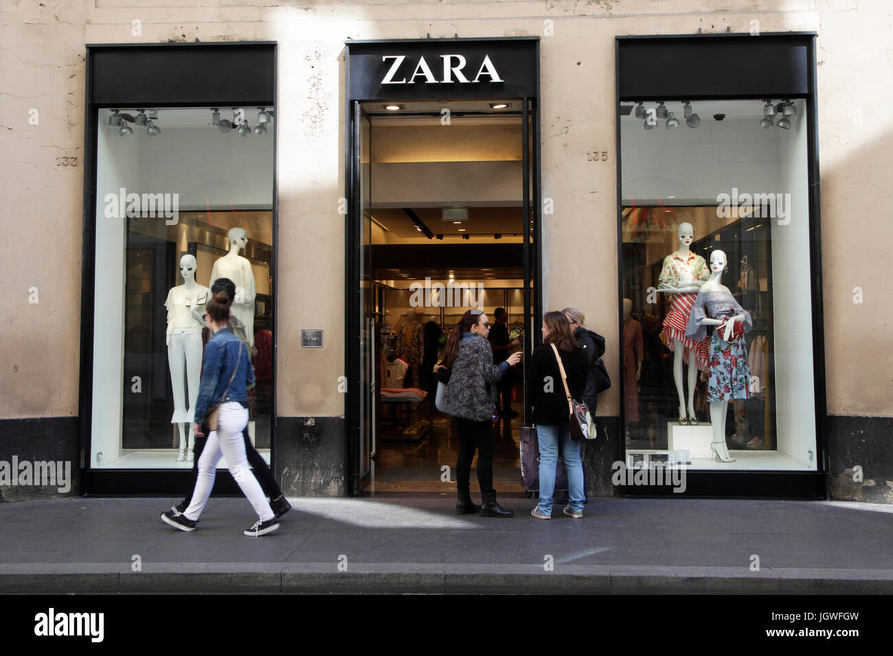 Zara de l'entrée du magasin, les piétons à pied passé de la boutique zara  en Italie, Rome Photo Stock - Alamy